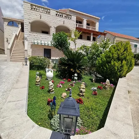 Apartment Fani Bol